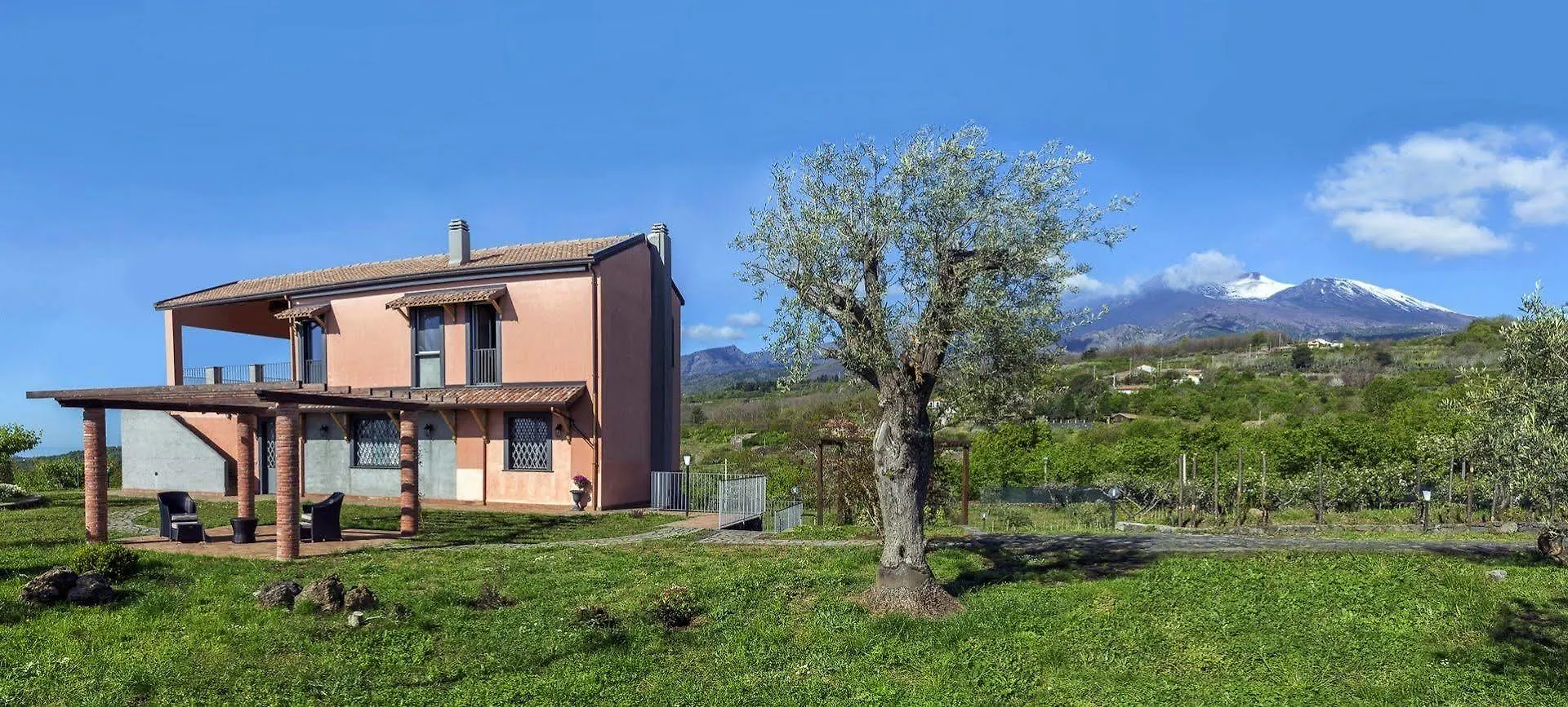 Nake Residenza Artistica Villa Sant'Alfio Italy